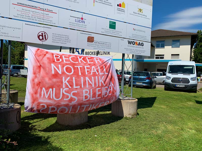Ansicht der Becker Klinik in Bad Krozingen mit dem Protestplakat
