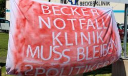 Das Bild zeigt das Protestplakat vor der Becker Klinik in Bad Krozingen