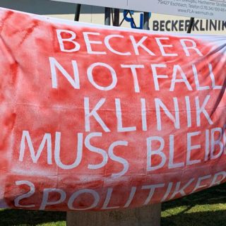 Das Bild zeigt das Protestplakat vor der Becker Klinik in Bad Krozingen